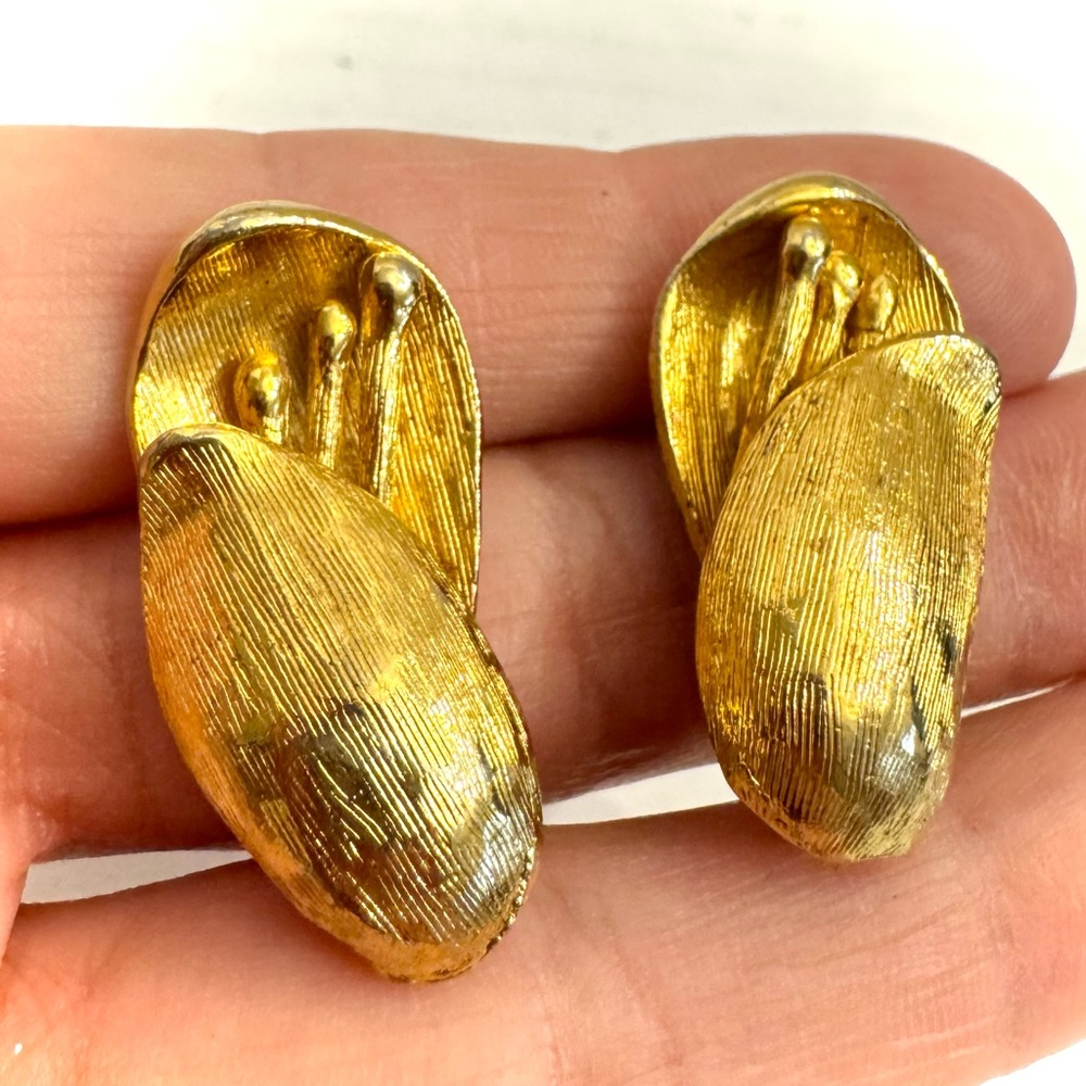 Vintage Roget Flower Petal Tulips Gold Tone Earrings Clip On Screw Back Timeless